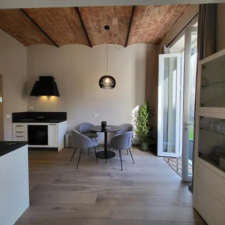 Courtyard Jacuzzi And Private Patio Апартаменты *