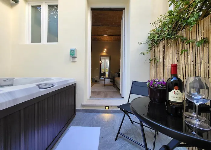 Courtyard Jacuzzi And Private Patio Апартаменты