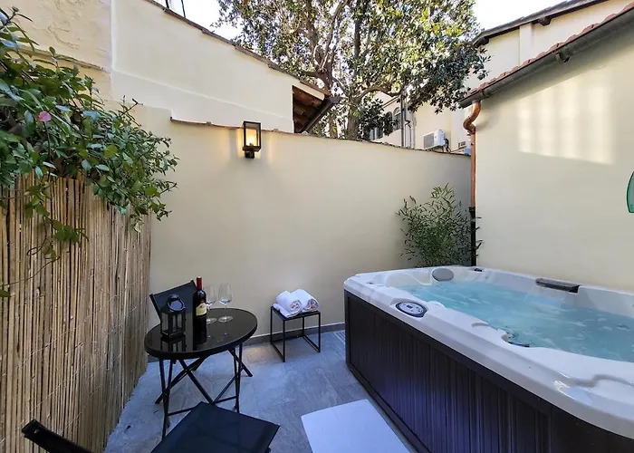Courtyard Jacuzzi And Private Patio *