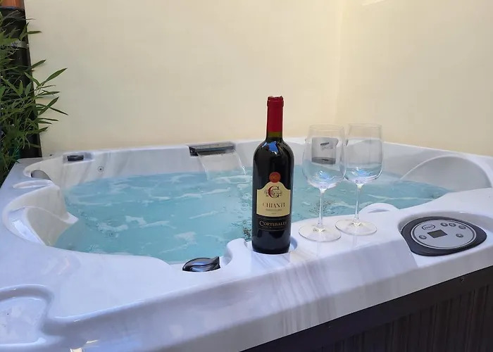 Апартаменты Courtyard Jacuzzi And Private Patio *