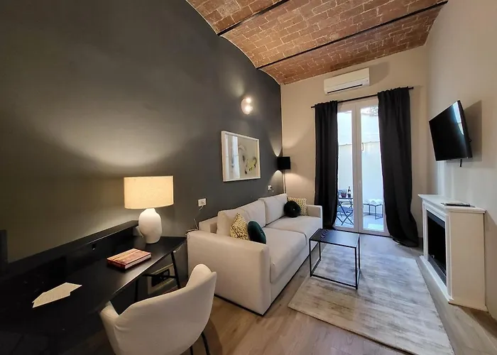 Courtyard Jacuzzi And Private Patio Флоренция