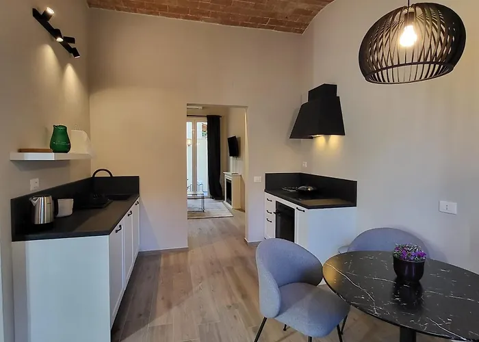 Апартаменты Courtyard Jacuzzi And Private Patio