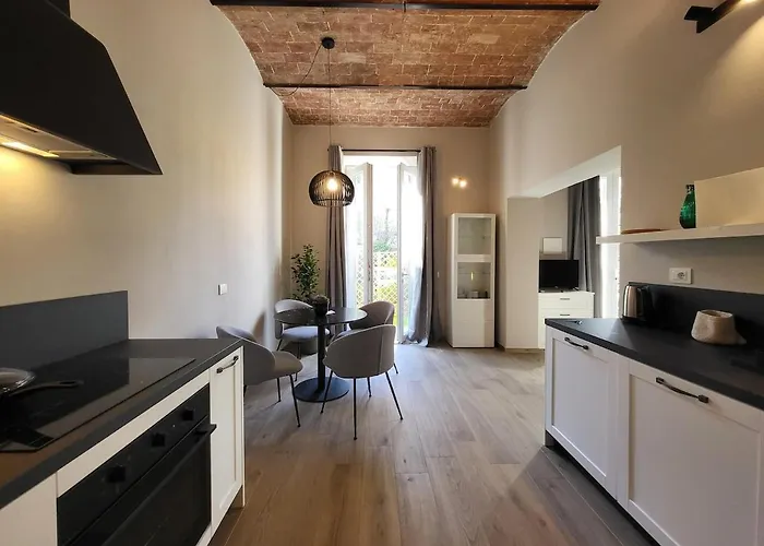 Апартаменты Courtyard Jacuzzi And Private Patio *