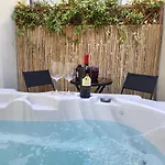 Courtyard Jacuzzi And Private Patio Apartamento *