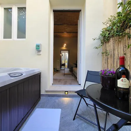 Courtyard Jacuzzi And Private Patio Apartamento