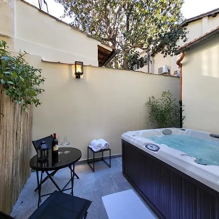 Courtyard Jacuzzi And Private Patio *
