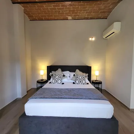 Courtyard Jacuzzi And Private Patio *