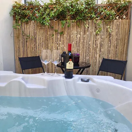 Courtyard Jacuzzi And Private Patio شقة *